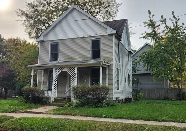 Photo 1 of Single family home for sale at 823 E Market St, Bloomington, IL 61701 | MLS# 12793312 | Listing updated on 2026-10-26