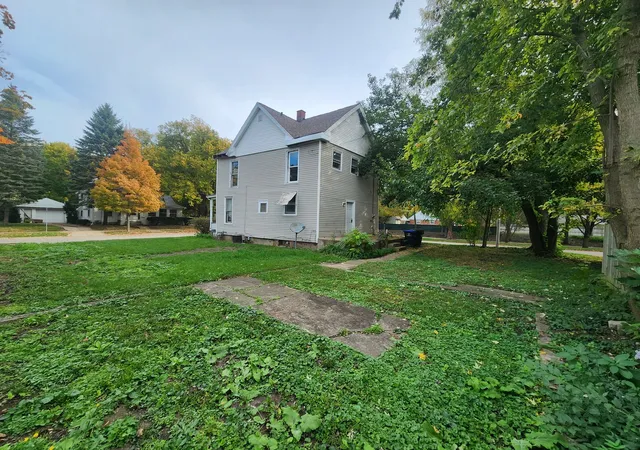 Photo 2 of Single family home for sale at 823 E Market St, Bloomington, IL 61701 | MLS# 12793312 | Listing updated on 2026-10-26