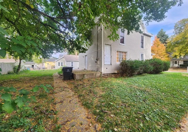 Photo 3 of Single family home for sale at 823 E Market St, Bloomington, IL 61701 | MLS# 12793312 | Listing updated on 2026-10-26