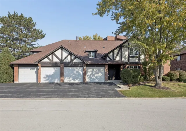 Listing Photo 1 - Condo for sale in building located at 31 Algonquin Dr, Indian Head Park, IL 60525 - Unit #2