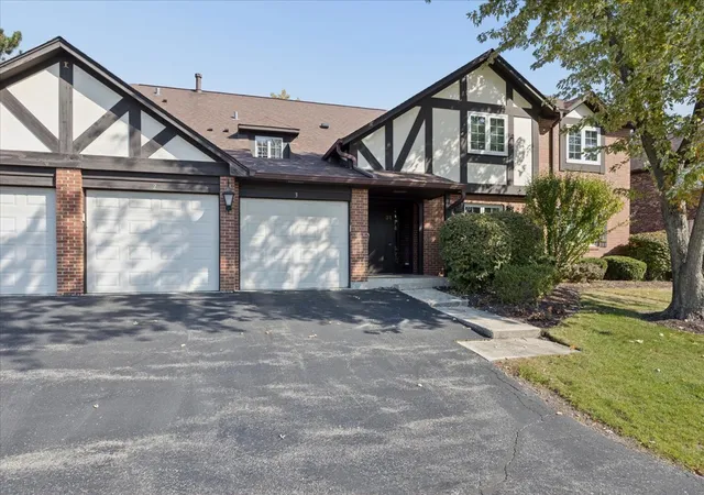 Listing Photo 2 - Condo for sale in building located at 31 Algonquin Dr, Indian Head Park, IL 60525 - Unit #2