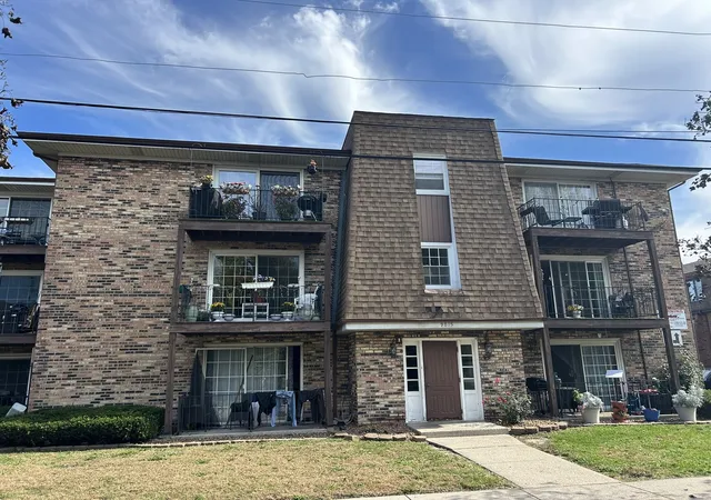Photo 4 of Condo for sale at 9817 Nottingham Ave #303, Chicago Ridge, IL 60415 | MLS# 12793329 | Listing updated on 2026-10-29