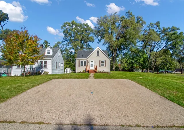 Photo 2 of Single family home for sale at 412 Fairfield Dr, Island Lake, IL 60042 | MLS# 12793330 | Listing updated on 2026-10-24
