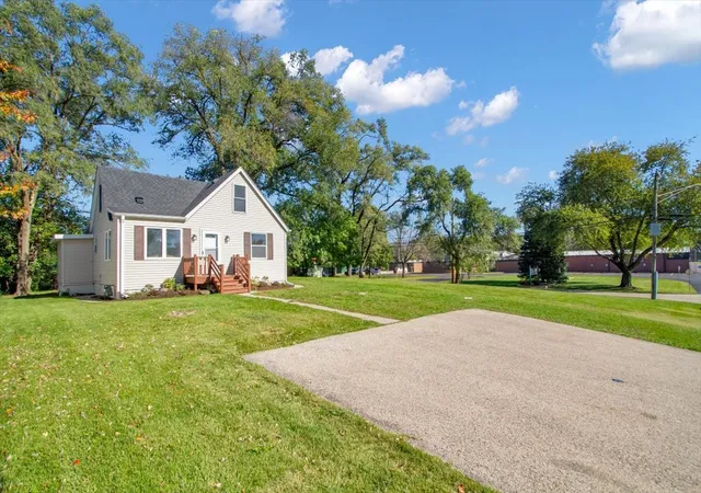 Photo 3 of Single family home for sale at 412 Fairfield Dr, Island Lake, IL 60042 | MLS# 12793330 | Listing updated on 2026-10-24