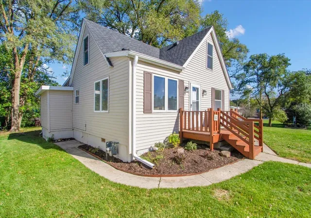 Photo 3 of Single family home for sale at 412 Fairfield Dr, Island Lake, IL 60042 | MLS# 12793330 | Listing updated on 2026-10-29