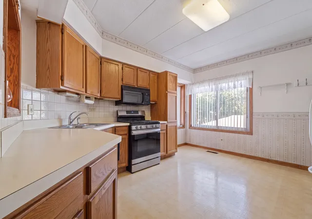 Listing Photo 2 - Condo for sale in building located at 9428 S 77Th Ct, Hickory Hills, IL 60457 - Unit #2A
