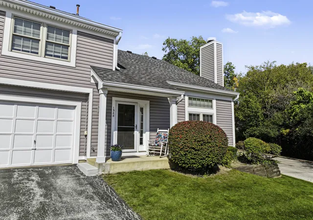 Photo 2 of Townhouse for sale at 1348 N Knollwood Dr, Palatine, IL 60067 | MLS# 12793375 | Listing updated on 2026-10-24