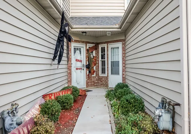 Photo 2 of Townhouse for sale at 1417 Golfview Dr, Glendale Heights, IL 60139 | MLS# 12793378 | Listing updated on 2026-10-27