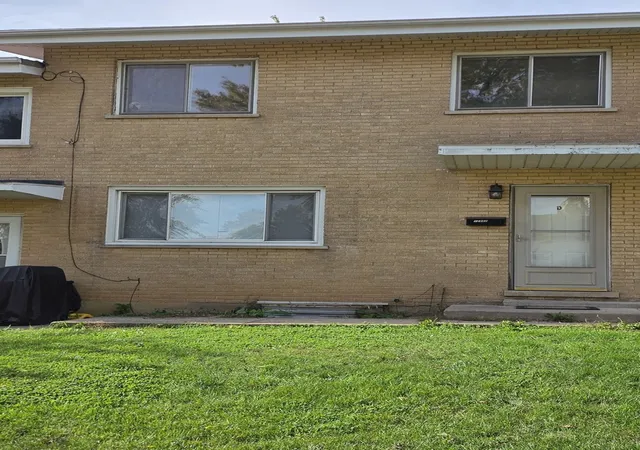 Photo 2 of Townhouse for sale at 1296 Prairie Ave #D, Glendale Heights, IL 60139 | MLS# 12793386 | Listing updated on 2026-10-28