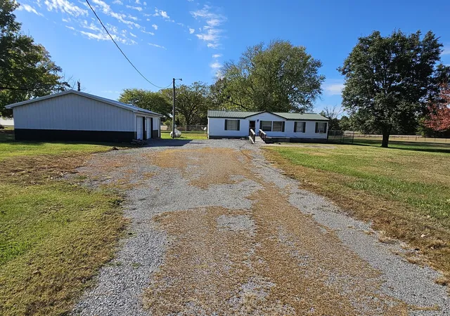 Photo 4 of Sale Pending at 8757 N Il Hwy 148, Mt Vernon, IL 62864 | MLS# 12793402 | Listing updated on 2026-10-27
