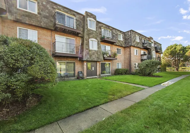 Condo for sale at 9389 Bay Colony Dr #3E, Des Plaines, IL 60016 | MLS# 12793422