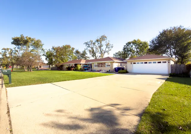 Photo 4 of Single family home for sale at 8501 S 82nd Court, Hickory Hills, IL 60457 | MLS# 12793485 | Listing updated on 2026-10-29