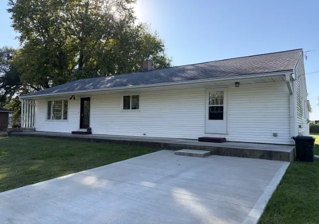 Photo 1 of Single family home for sale at 325 S Elm St, Hull, IL 62343 | MLS# 12793566 | Listing updated on 2026-10-27