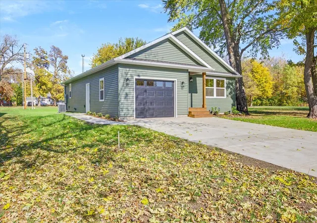 Photo 2 of Single family home for sale at 315 E Martin St, Forrest, IL 61741 | MLS# 12793597 | Listing updated on 2026-10-29