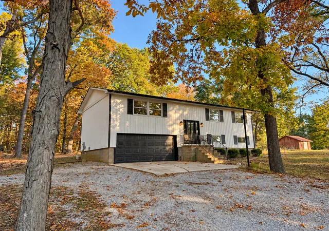 Photo 3 of Single family home for sale at 16546 N Tolle Ln, Mt Vernon, IL 62864 | MLS# 12793616 | Listing updated on 2026-10-25