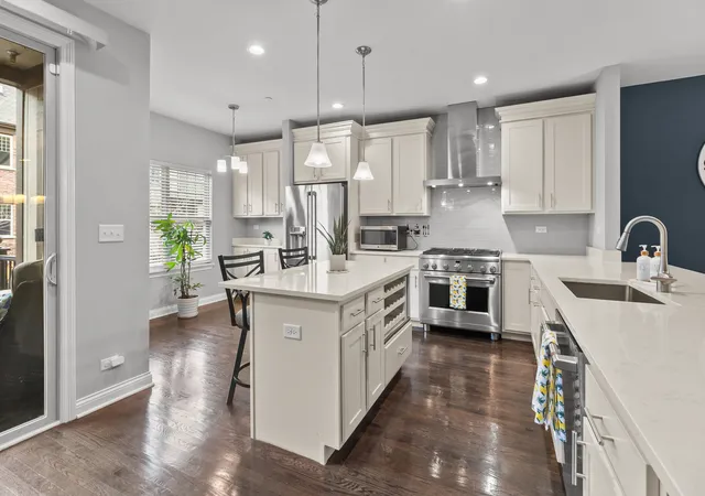 Photo 3 of Townhouse for sale at 678 Parkside Ct, Libertyville, IL 60048 | MLS# 12793618 | Listing updated on 2026-10-30