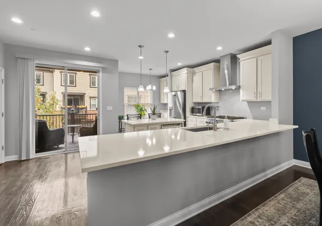 Photo 4 of Townhouse for sale at 678 Parkside Ct, Libertyville, IL 60048 | MLS# 12793618 | Listing updated on 2026-10-30
