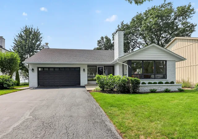 Photo 1 of Single family home for sale at 282 Stonegate Rd, Clarendon Hills, IL 60514 | MLS# 12793621 | Listing updated on 2026-10-25
