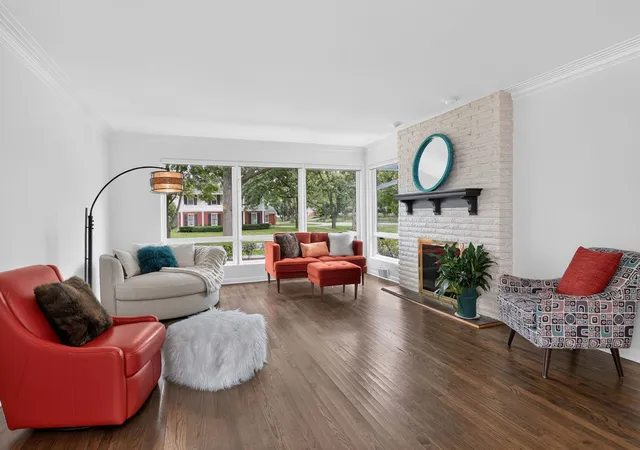 Photo 3 of Single family home for sale at 282 Stonegate Rd, Clarendon Hills, IL 60514 | MLS# 12793621 | Listing updated on 2026-10-25