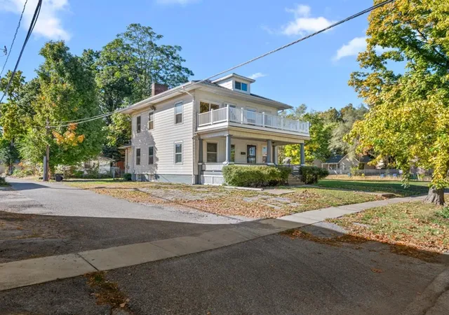 Photo 2 of Single family home for sale at 308 E Canedy St, Springfield, IL 62703 | MLS# 12793647 | Listing updated on 2026-10-27