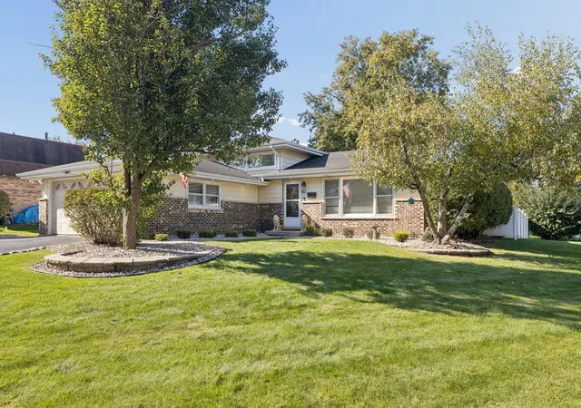Photo 1 of Single family home for sale at 17020 Oconto Ave, Tinley Park, IL 60477 | MLS# 12793662 | Listing updated on 2026-10-29