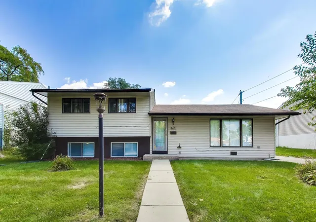 Single family home for sale at 655 Thornwood Dr, Buffalo Grove, IL 60089 | MLS# 12793685