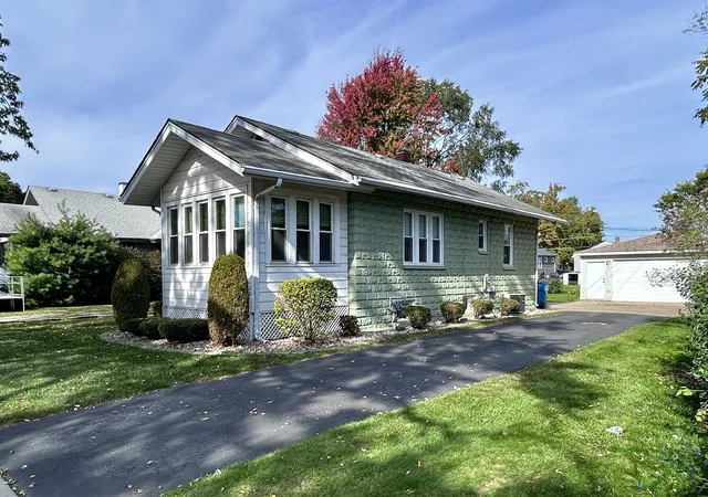 Photo 3 of Single family home for sale at 3932 148th Street, Midlothian, IL 60445 | MLS# 12793725 | Listing updated on 2026-10-27