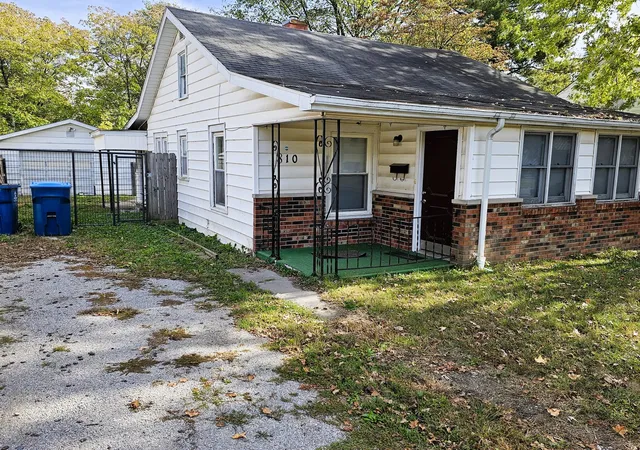 Photo 4 of Single family home for sale at 810 S 25th Street, Mt Vernon, IL 62864 | MLS# 12793752 | Listing updated on 2026-10-27