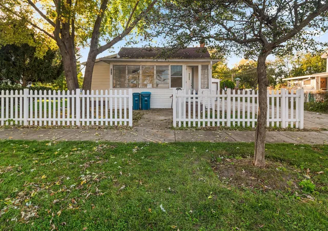 Photo 1 of Single family home for sale at 182 N Smith St, Aurora, IL 60505 | MLS# 12793836 | Listing updated on 2026-10-29