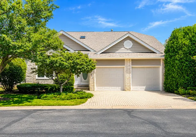 Single family home for sale at 842 Turnberry Ln, Willowbrook, IL 60527 | MLS# 12793847