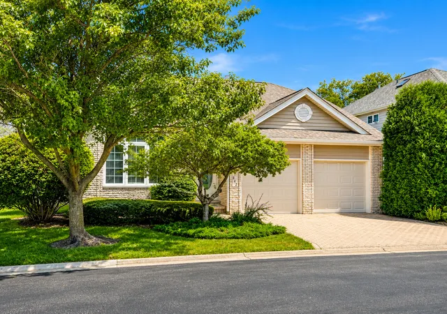 Photo 3 of Single family home for sale at 842 Turnberry Ln, Willowbrook, IL 60527 | MLS# 12793847 | Listing updated on 2026-10-28