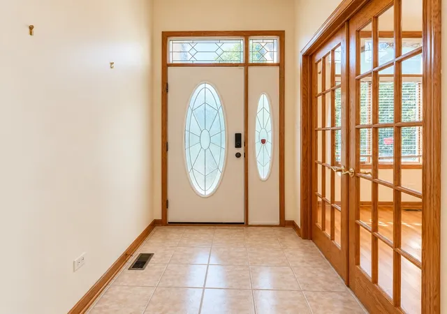 Photo 4 of Single family home for sale at 842 Turnberry Ln, Willowbrook, IL 60527 | MLS# 12793847 | Listing updated on 2026-10-28