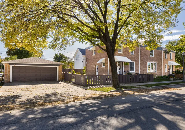 Photo 2 of House for sale at 702 E Lincoln Ave, La Grange, IL 60525 | MLS# 12793864 | Listing updated on 2026-10-28