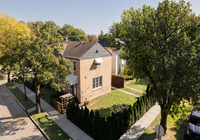 Photo 3 of House for sale at 702 E Lincoln Ave, La Grange, IL 60525 | MLS# 12793864 | Listing updated on 2026-10-28