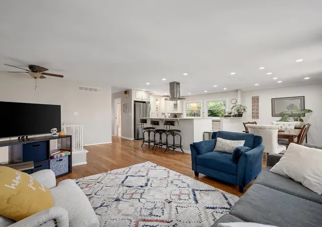 Photo 4 of Single family home for sale at 21w040 Kensington Rd, Lombard, IL 60148 | MLS# 12793925 | Listing updated on 2026-10-28