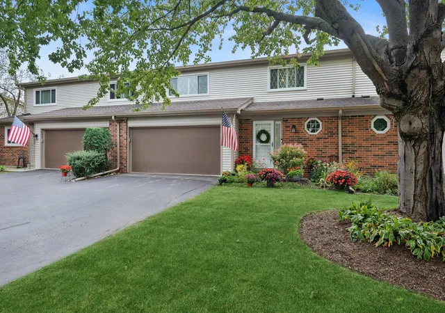 Photo 1 of Townhouse for sale at 1251 Briarwood Ln, Libertyville, IL 60048 | MLS# 12793963 | Listing updated on 2026-10-27