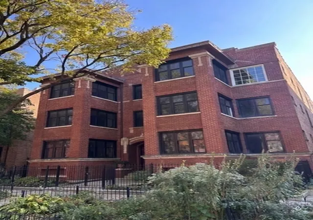 Photo 1 of Townhouse for sale at 933 W Ainslie St #3E, Chicago, IL 60640 | MLS# 12793979 | Listing updated on 2026-10-30