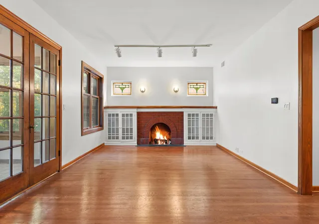 Photo 1 of Townhouse for sale at 933 W Ainslie St #3E, Chicago, IL 60640 | MLS# 12793979 | Listing updated on 2026-10-30