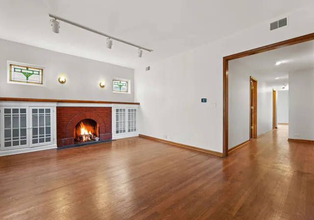 Photo 2 of Townhouse for sale at 933 W Ainslie St #3E, Chicago, IL 60640 | MLS# 12793979 | Listing updated on 2026-10-30