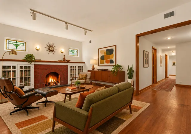 Photo 3 of Townhouse for sale at 933 W Ainslie St #3E, Chicago, IL 60640 | MLS# 12793979 | Listing updated on 2026-10-30