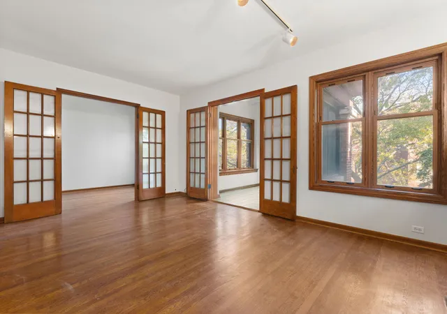 Photo 4 of Townhouse for sale at 933 W Ainslie St #3E, Chicago, IL 60640 | MLS# 12793979 | Listing updated on 2026-10-30