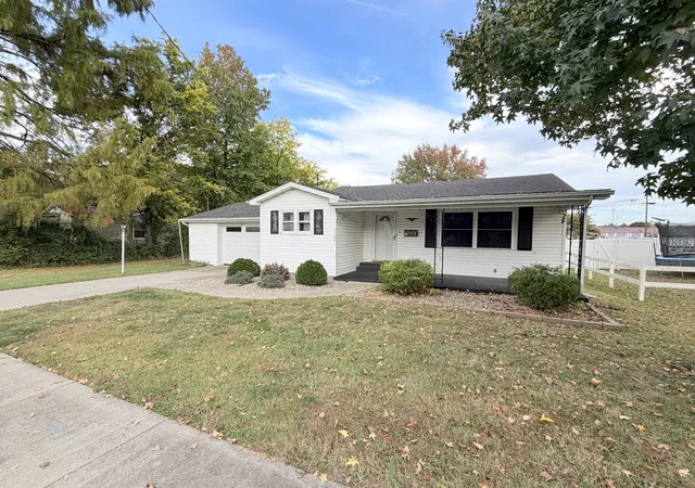 Photo 1 of Single family home for sale at 1120 S Jackson St, Harrisburg, IL 62946 | MLS# 12793983 | Listing updated on 2026-10-28