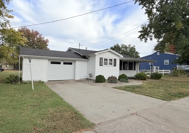 Photo 3 of Single family home for sale at 1120 S Jackson St, Harrisburg, IL 62946 | MLS# 12793983 | Listing updated on 2026-10-28