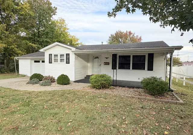 Photo 3 of Single family home for sale at 1120 S Jackson St, Harrisburg, IL 62946 | MLS# 12793983 | Listing updated on 2026-10-28