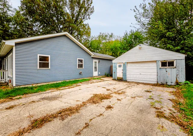 Photo 3 of Single family home for sale at 2410 Emlong St, Joliet, IL 60435 | MLS# 12793998 | Listing updated on 2026-10-28