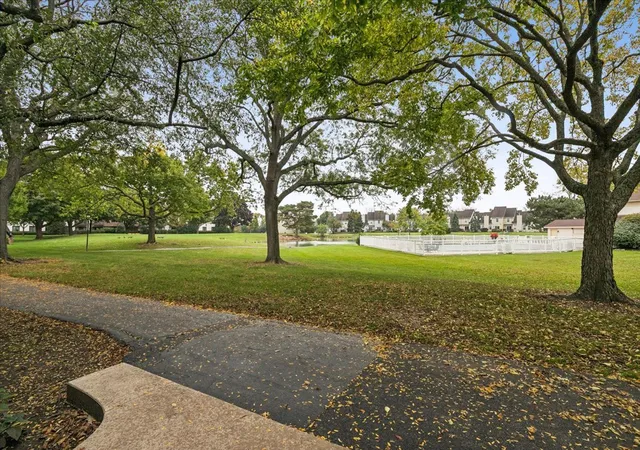 Listing Photo 2 - Condo for sale in building located at 13200 W Heiden Cir, Lake Bluff, IL 60044 - Unit #2101