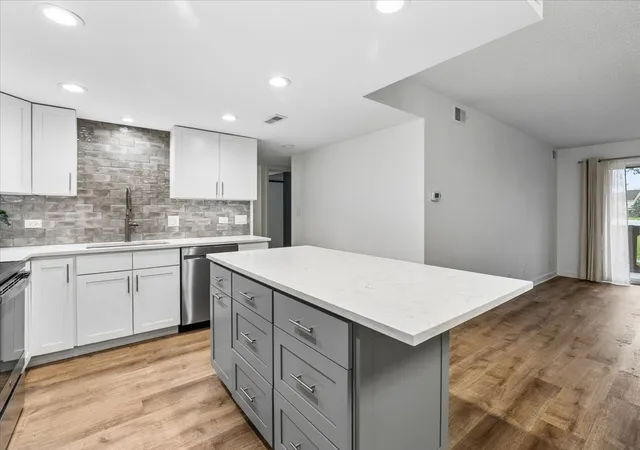 Listing Photo 4 - Condo for sale in building located at 13200 W Heiden Cir, Lake Bluff, IL 60044 - Unit #2101