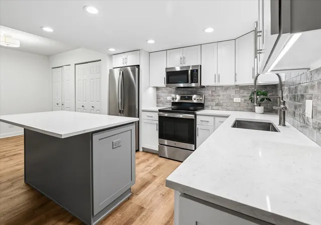 Listing Photo 5 - Condo for sale in building located at 13200 W Heiden Cir, Lake Bluff, IL 60044 - Unit #2101