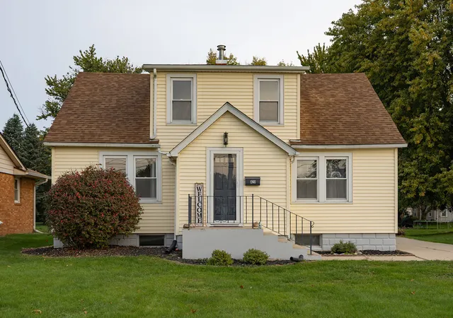 Photo 1 of Single family home for sale at 423 E South St, Geneseo, IL 61254 | MLS# 12794022 | Listing updated on 2026-10-28