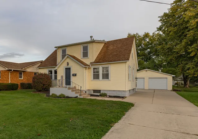 Photo 3 of Single family home for sale at 423 E South St, Geneseo, IL 61254 | MLS# 12794022 | Listing updated on 2026-10-28